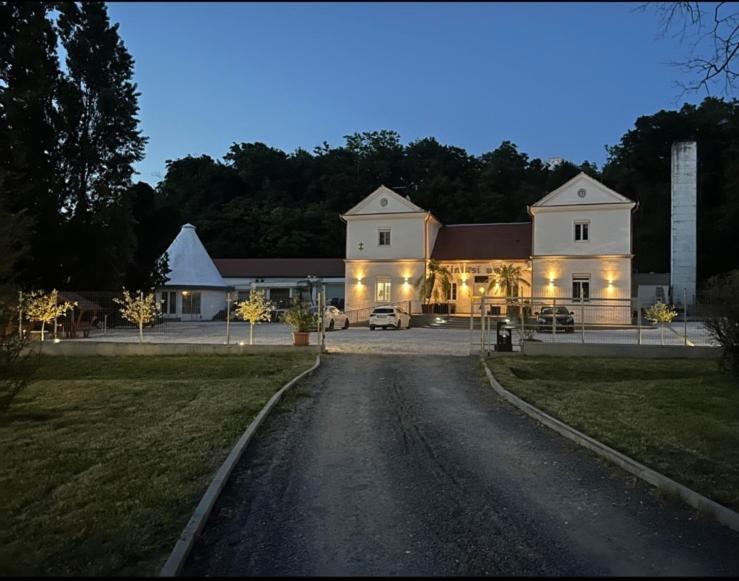 Kinizsi Udvar Apartmanhaz Balatonboglár Extérieur photo