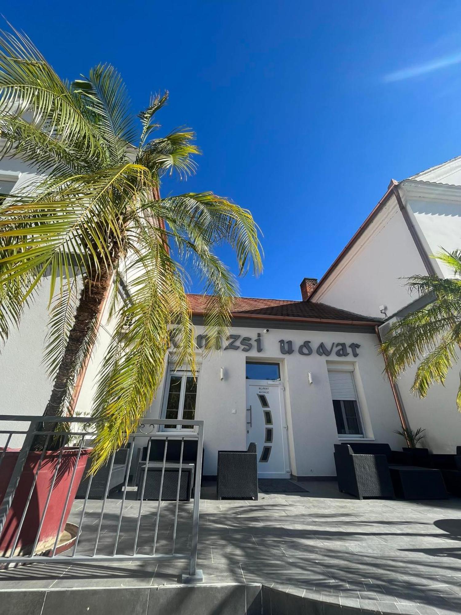 Kinizsi Udvar Apartmanhaz Balatonboglár Extérieur photo