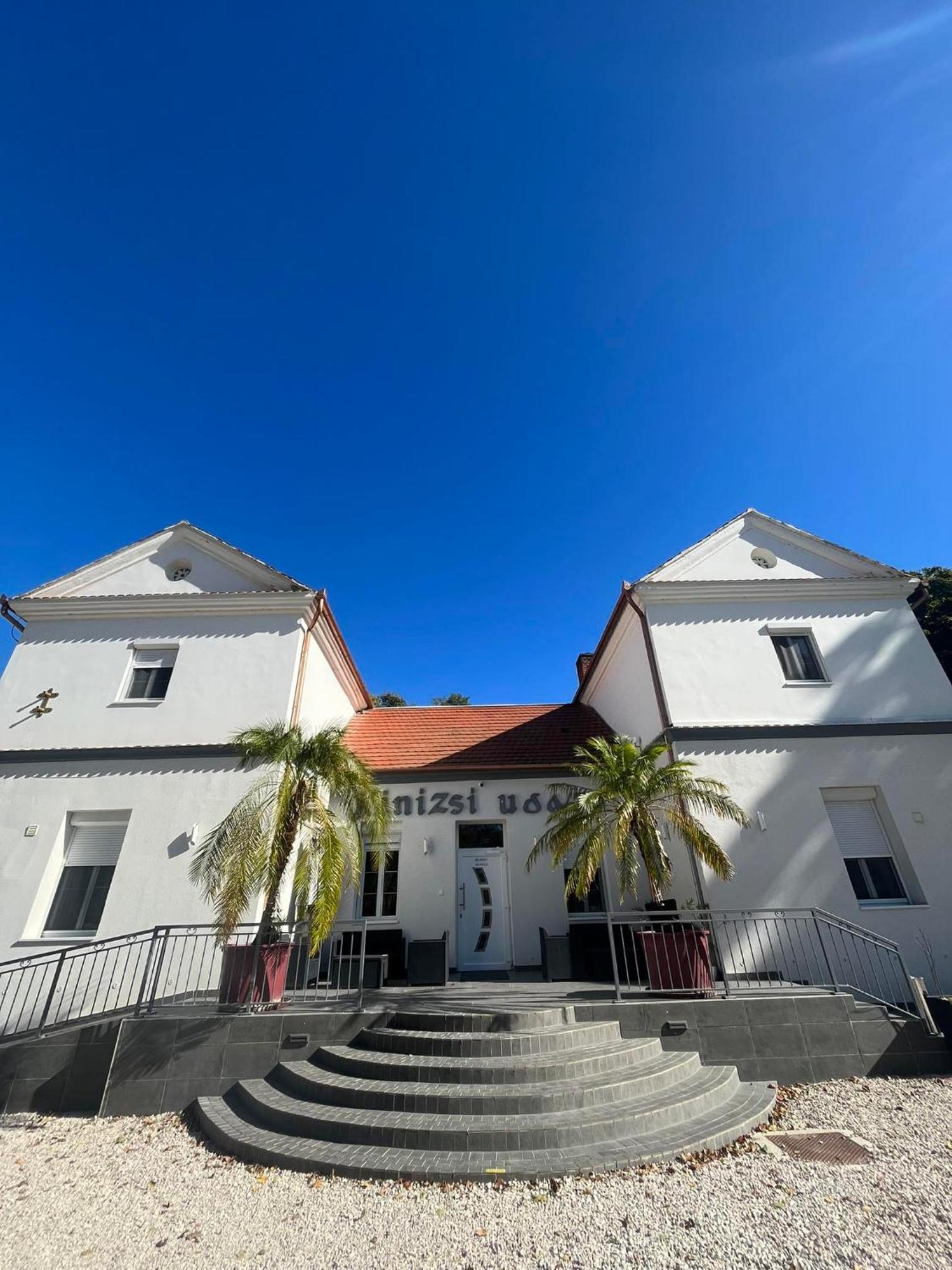 Kinizsi Udvar Apartmanhaz Balatonboglár Extérieur photo