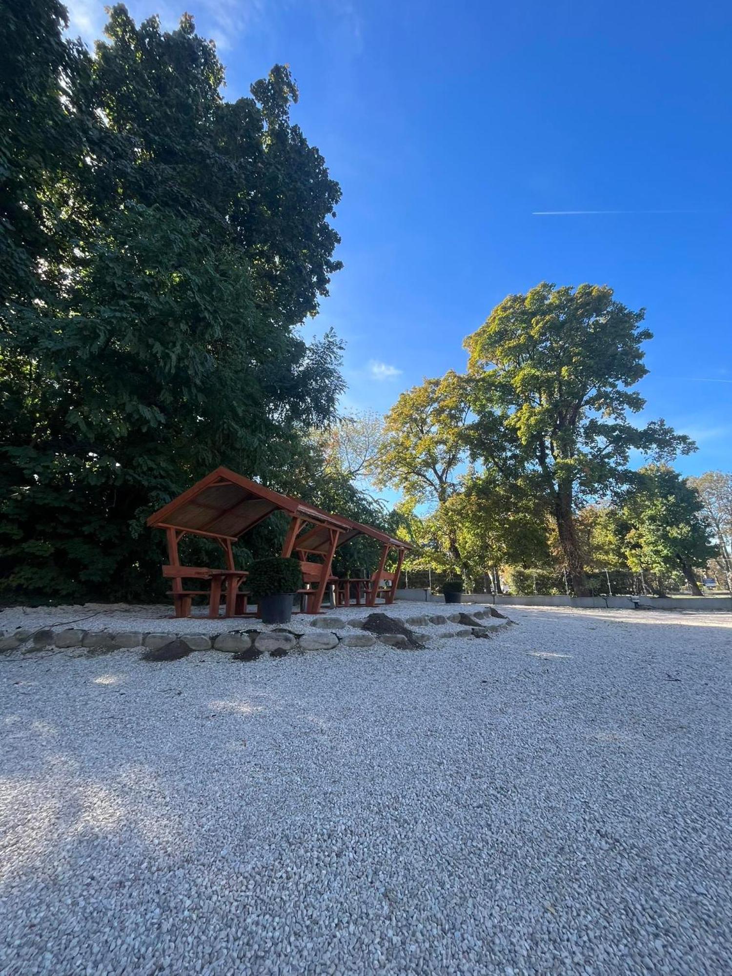 Kinizsi Udvar Apartmanhaz Balatonboglár Extérieur photo